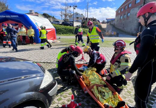 A Xunta colabora nun simulacro de rescate acuático no Porto de Mugardos